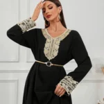 عباية أسود أنيقة بتطريز ذهبي